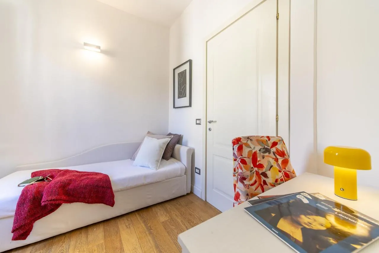 Bright Santa Croce Apartment Florence